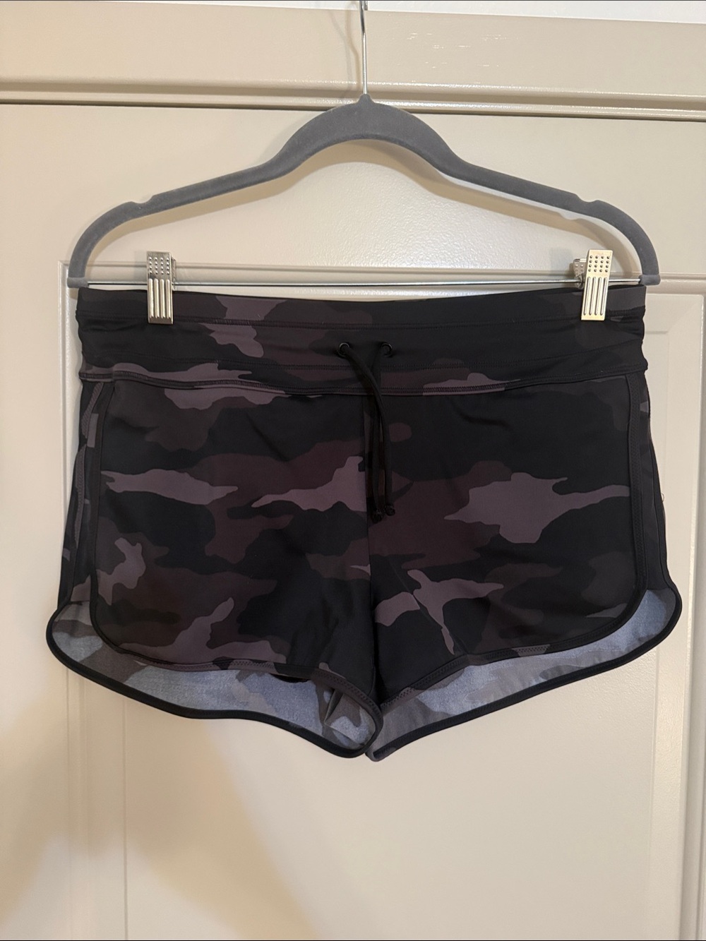 Athleta women’s running shorts black gray camo small